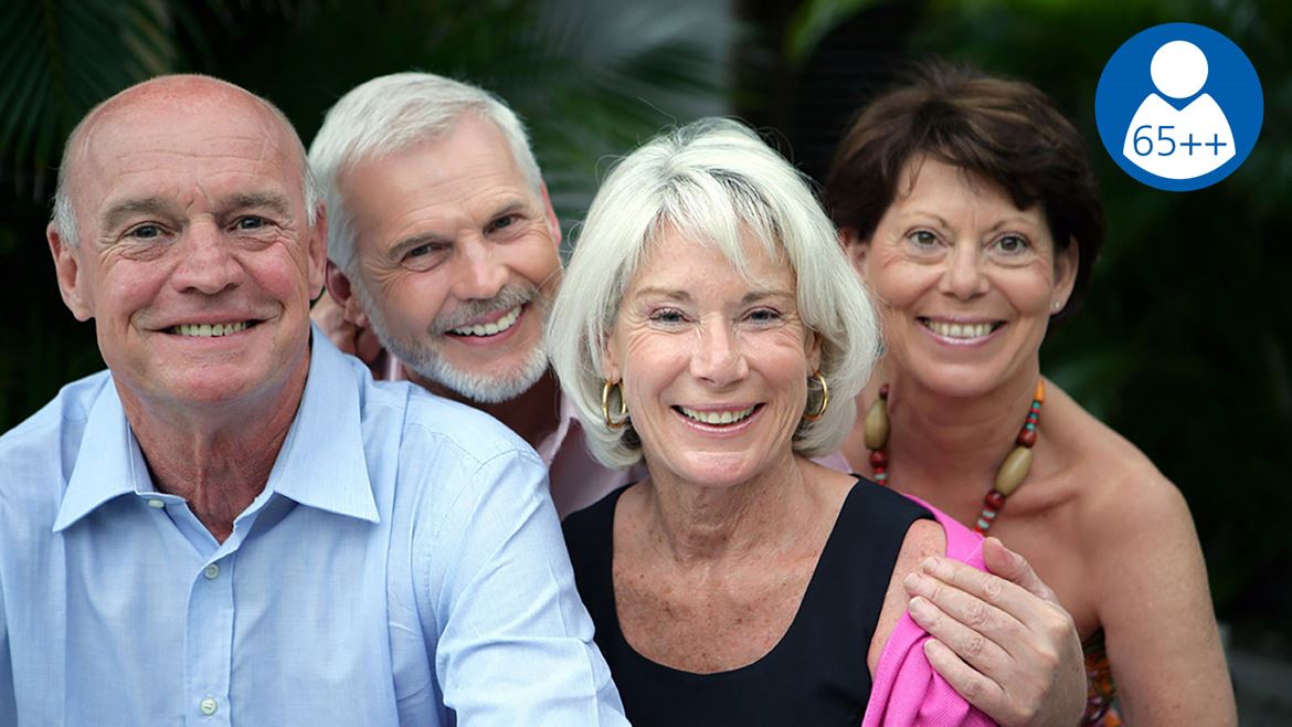 Seniorboende 65++. Två äldre män och två äldre kvinnor ser in i kameran och ler.