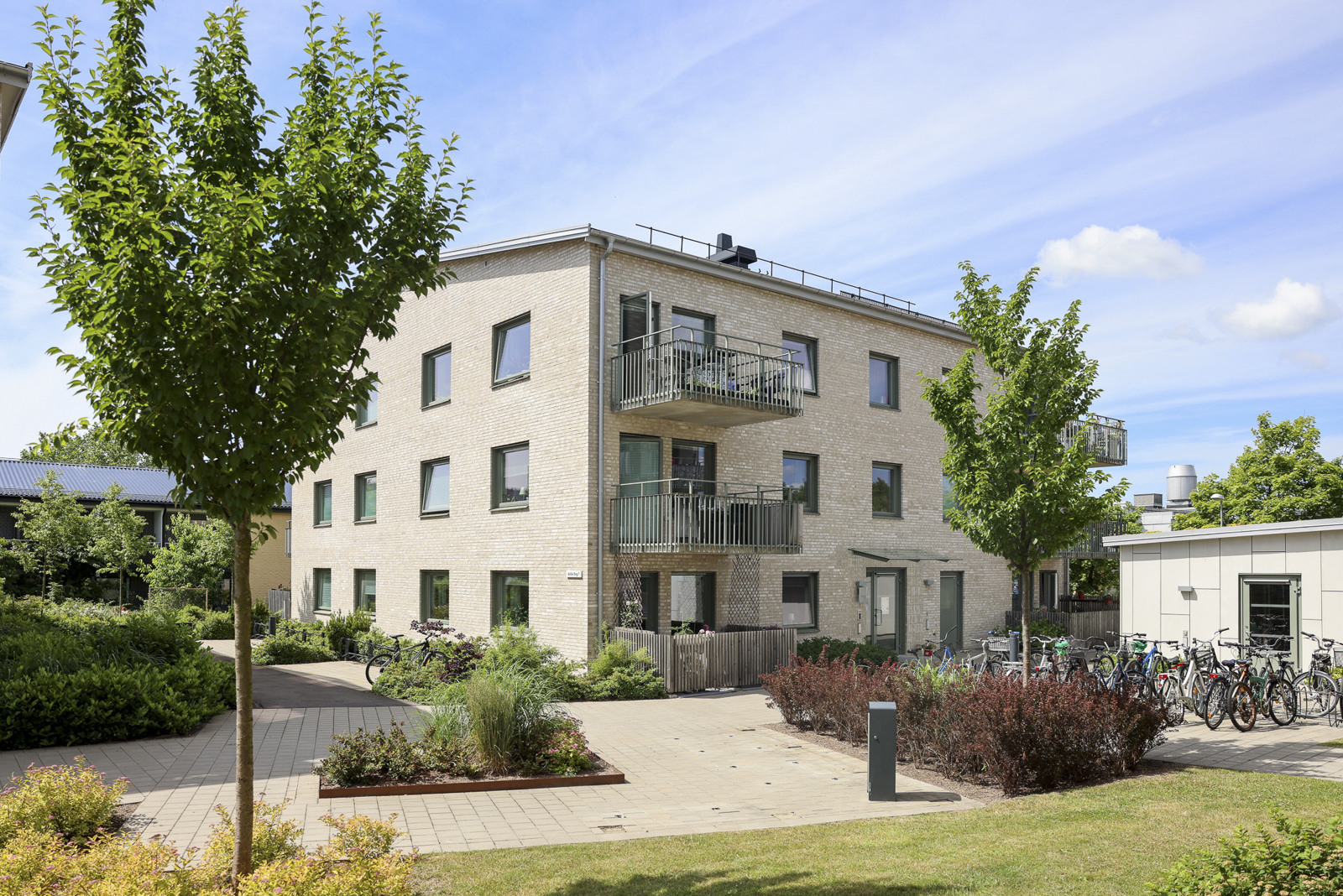 En byggnad med ett cykelställ framför sig.