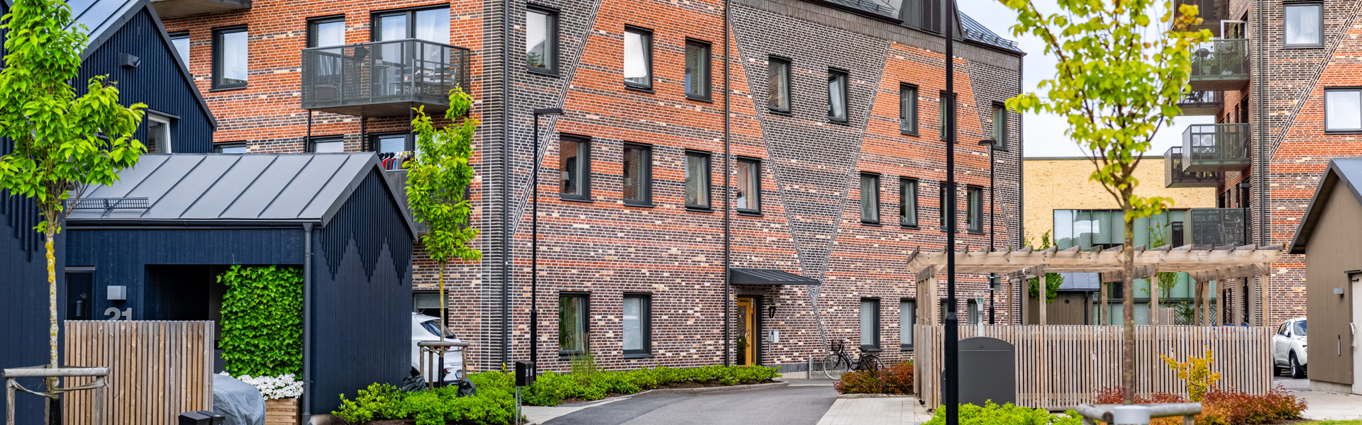 En rad hyreshus i tegel en solig dag.