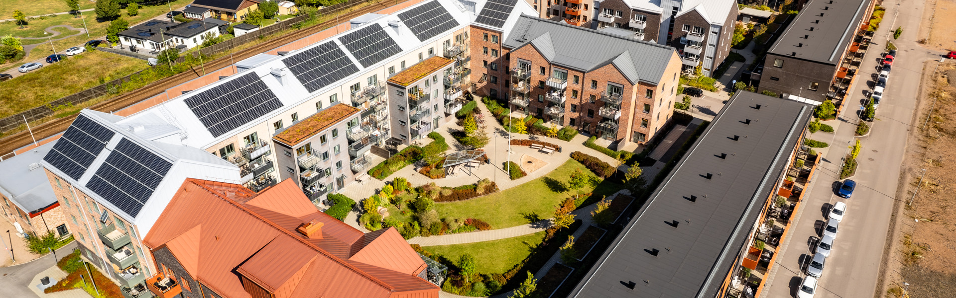 En flygbild av en stad med solpaneler på taket.