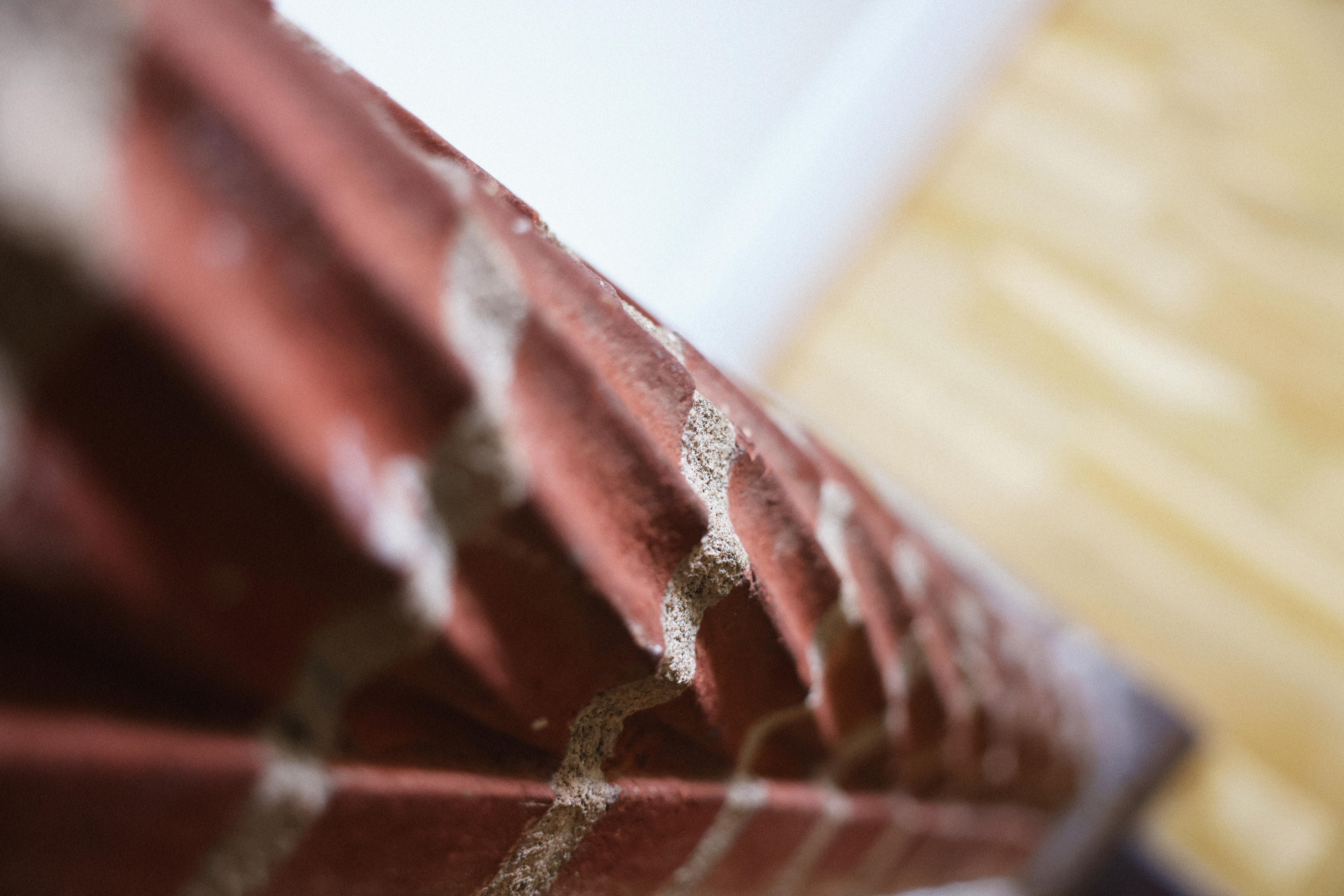 En närbild av en röd murad del av en öppen spis.