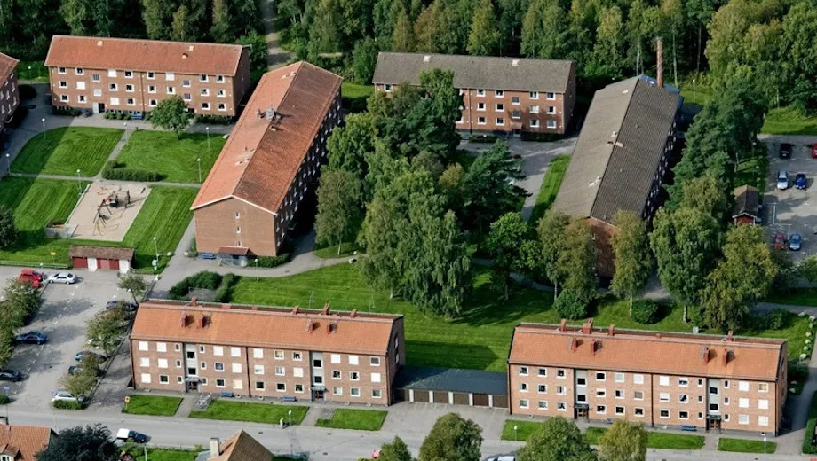 En flygbild av ett bostadsområde med en parkeringsplats.