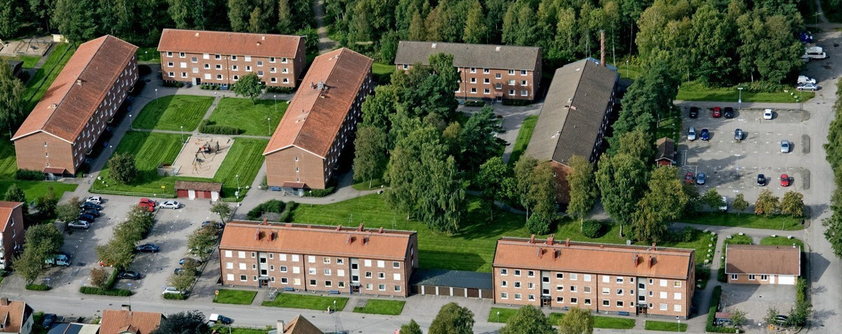 En flygbild av ett bostadsområde med en parkeringsplats.