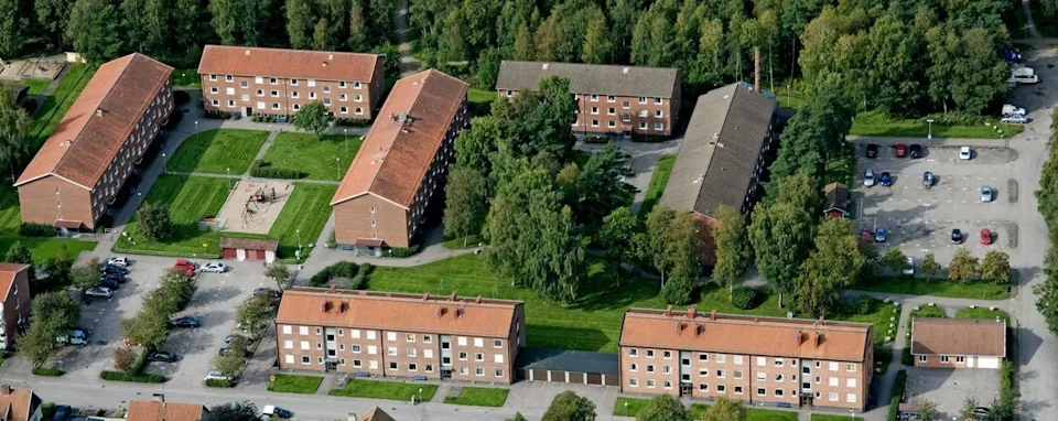 En flygbild av ett bostadsområde med en parkeringsplats.