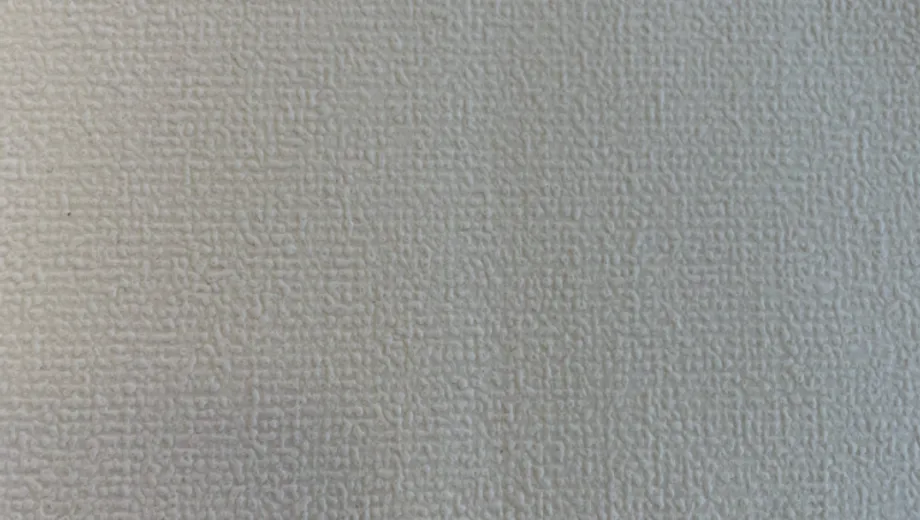 En närbild av en vit texturerad vägg.