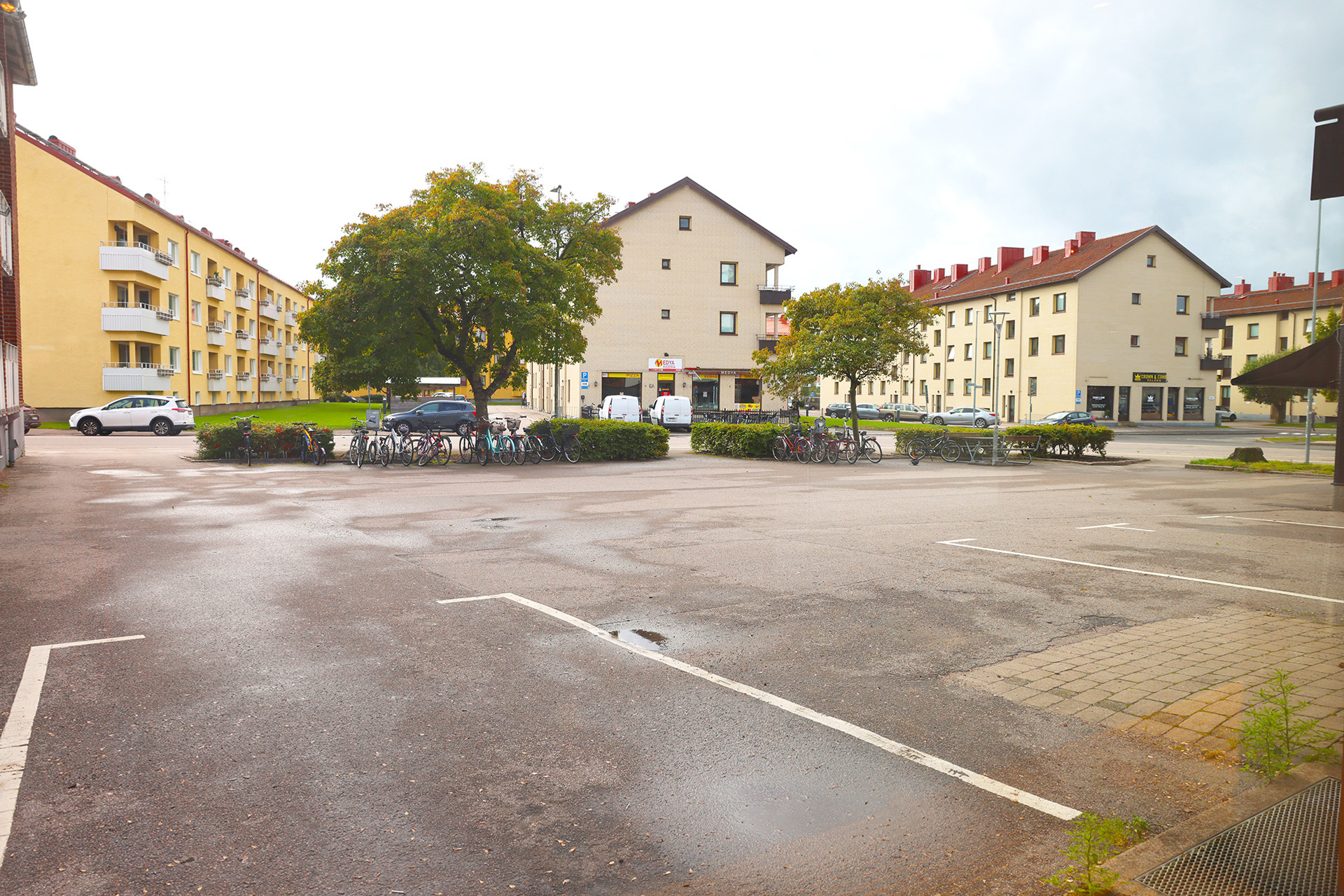 En parkeringsplats där det står några bilar.