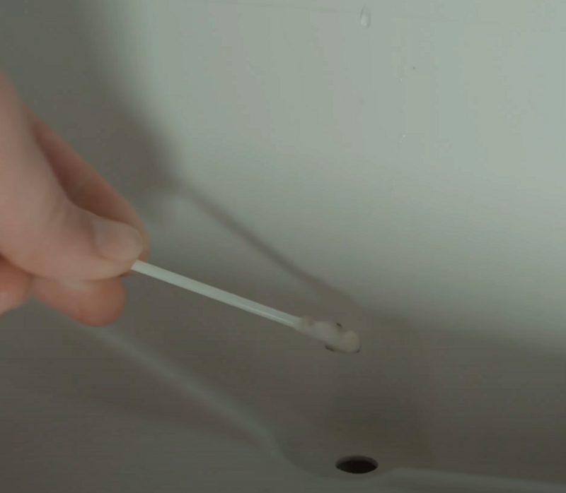 Rengöra kyl med tops.