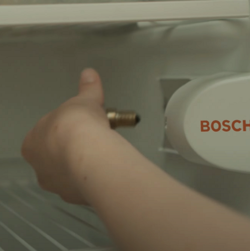 Drar ut kylskåpslampa