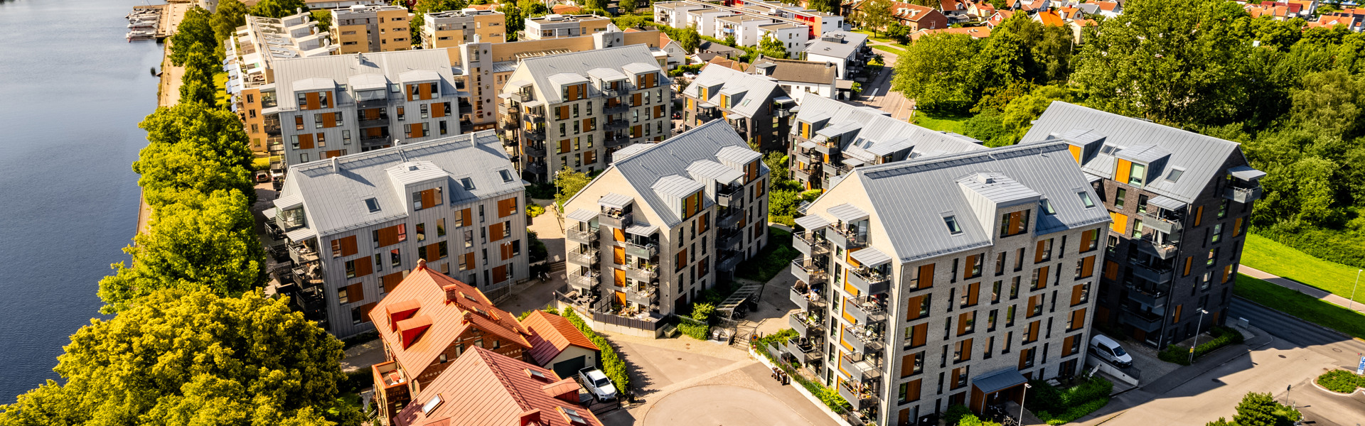 En fågelperspektiv av en stad med en flod som rinner genom den.
