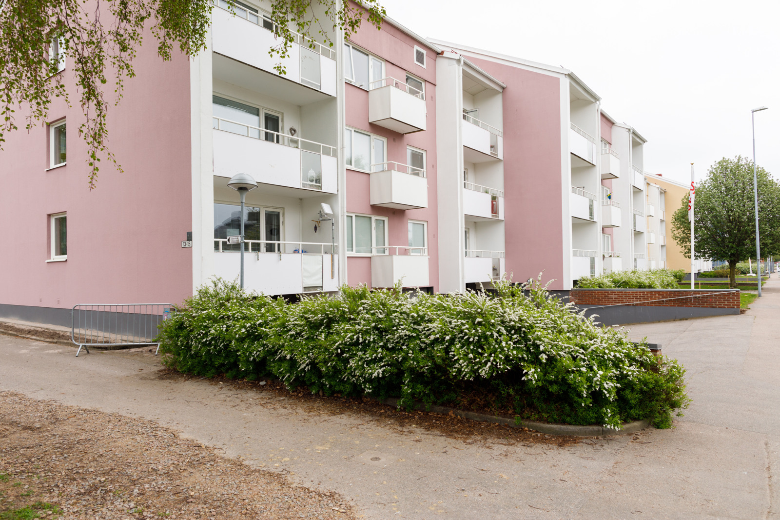 Bild på lägenhetshusen på Klackerupsgatan i Halmstad.