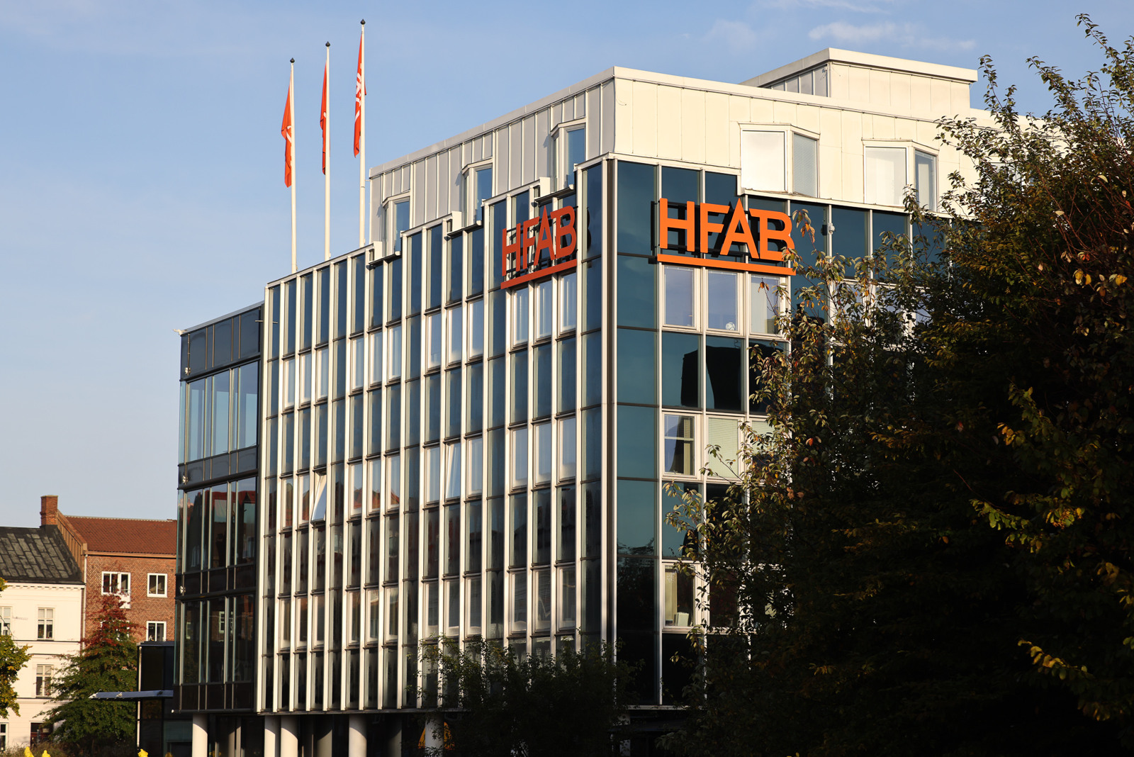 En hög byggnad med en skylt där det står hfab.