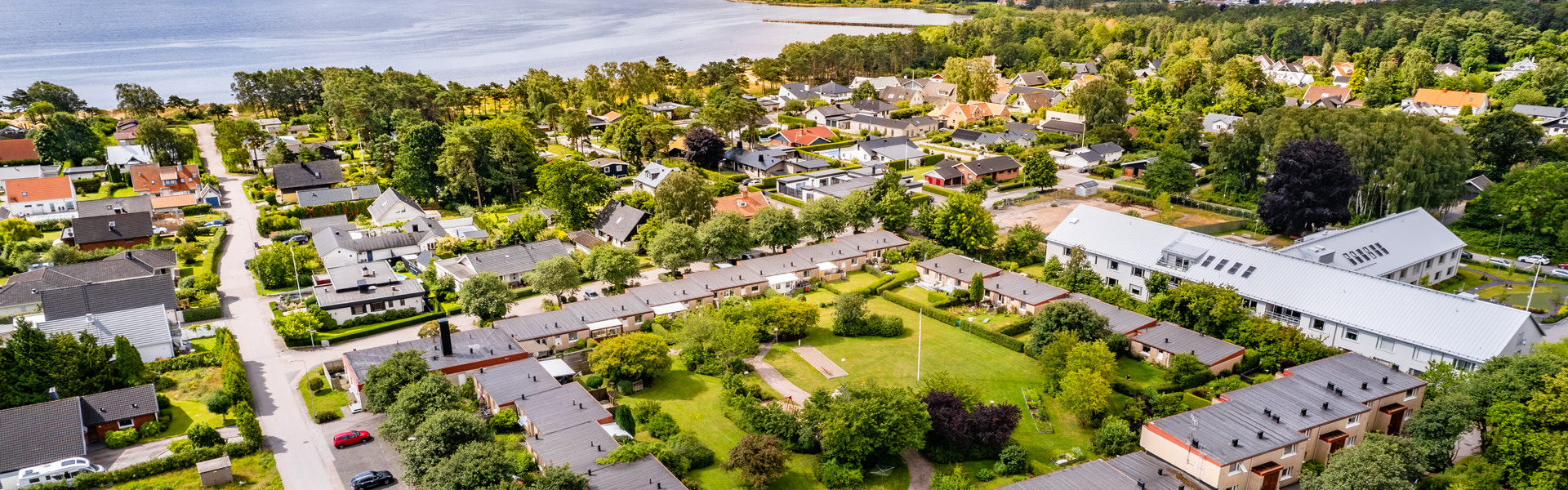 Ett fågelperspektiv av ett kvarter vid vattnet.