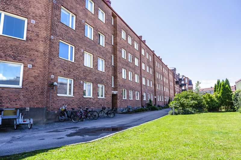 Röd tegelbyggnad, flerfamiljshus.