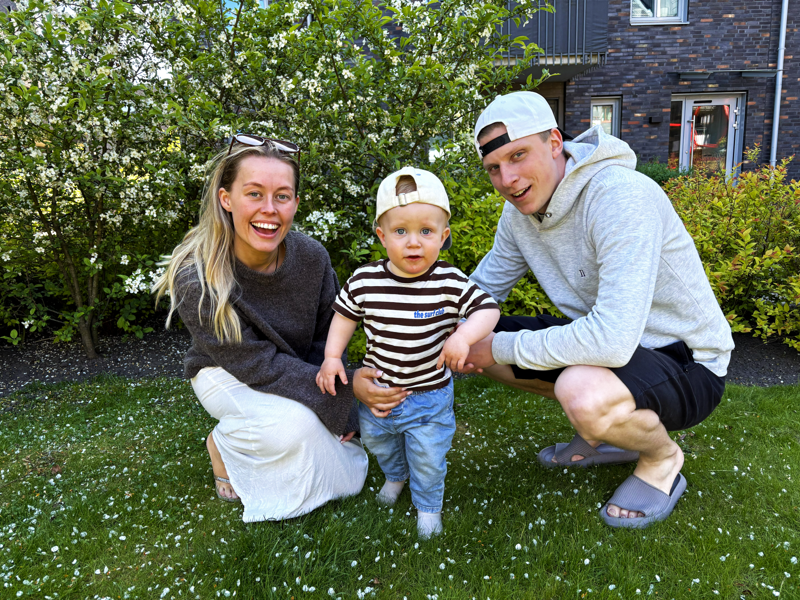 En man, en kvinna och ett barn som poserar för en bild.