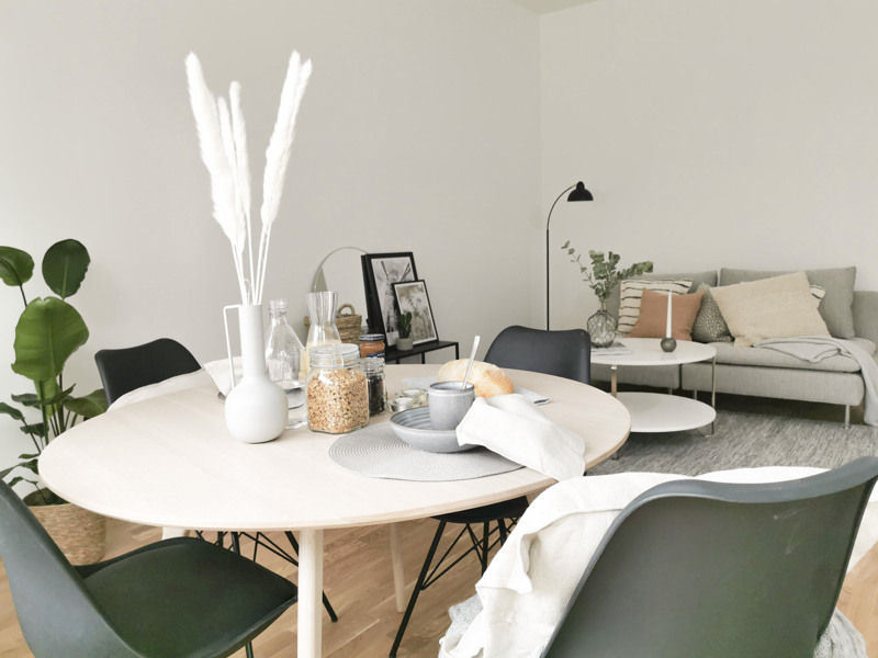 Ett vardagsrum fyllt med möbler och ett vitt bord.