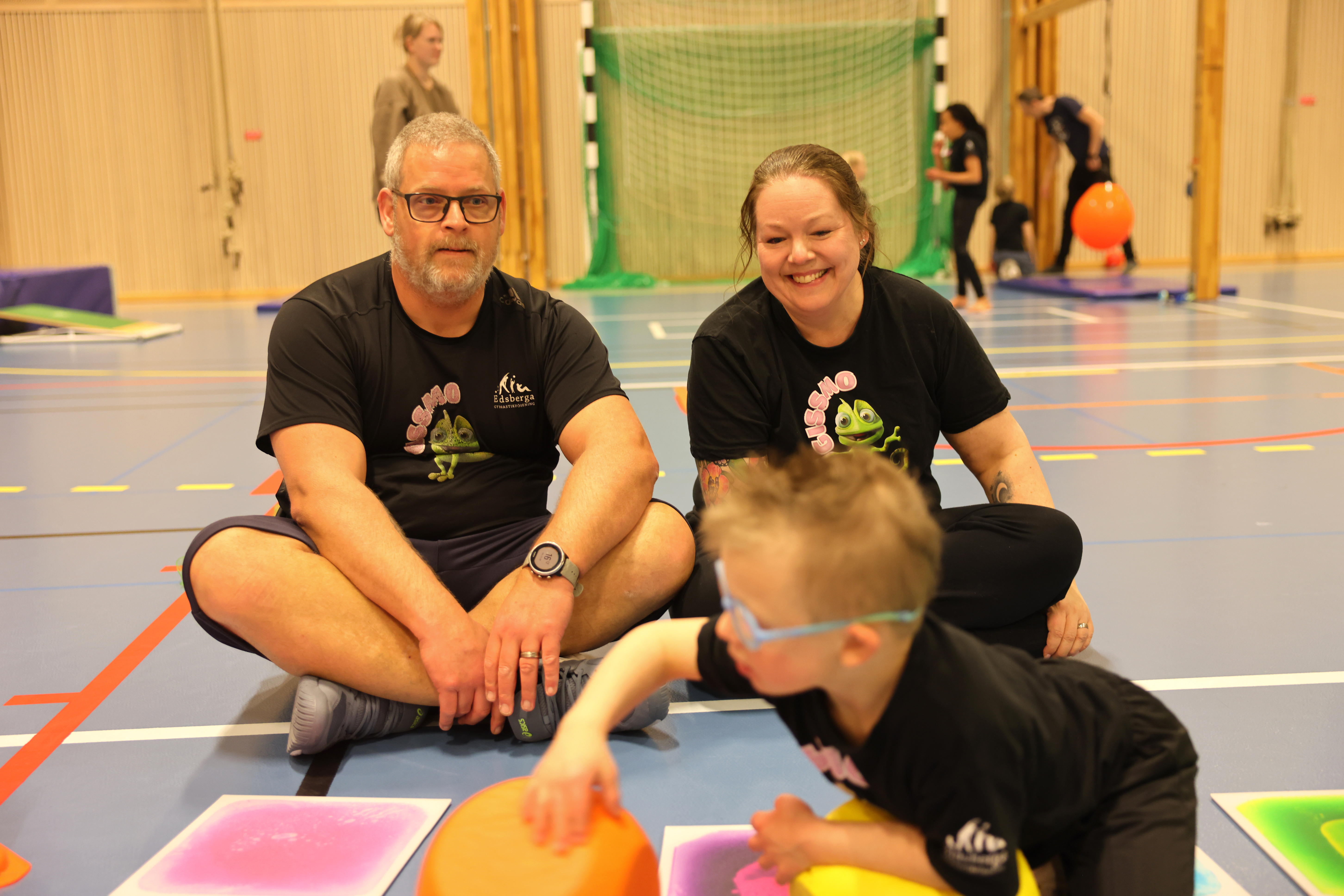 Två vuxna som leker med ett barn