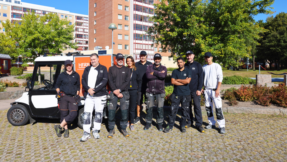 En grupp från HFAB, män och kvinnor som står bredvid varandra.