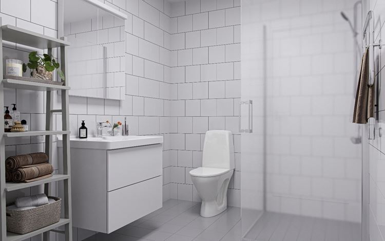 Torghusen Fyllinge. Ett ljust, helkaklat badrum med klinkergolv, frostade duschväggar och stilren badrumsinredning.