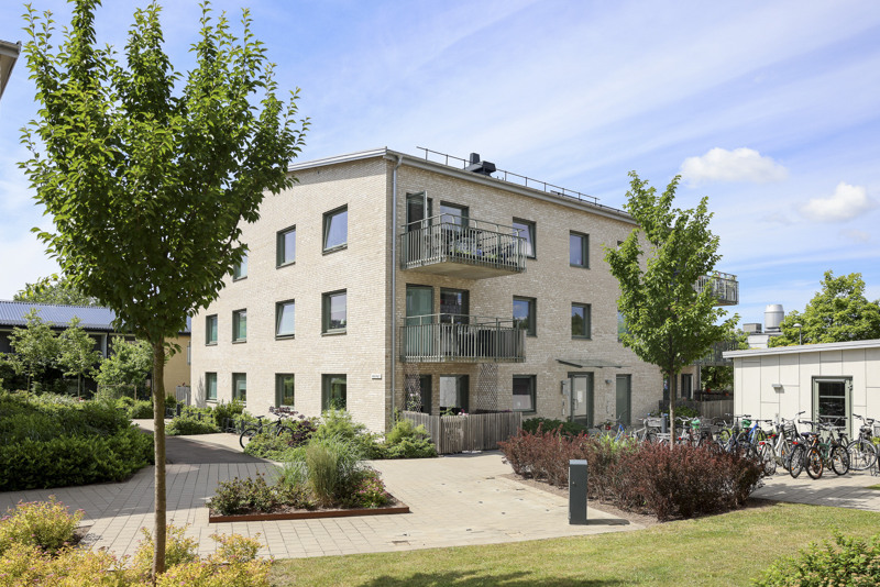 En byggnad med ett cykelställ framför sig.