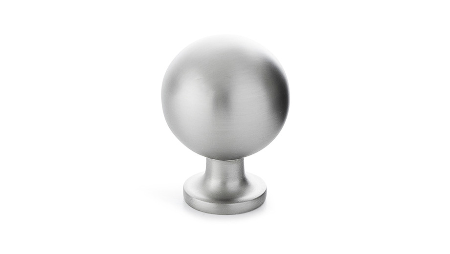 Handtagsknopp i rostfritt stål på vit bakgrund.