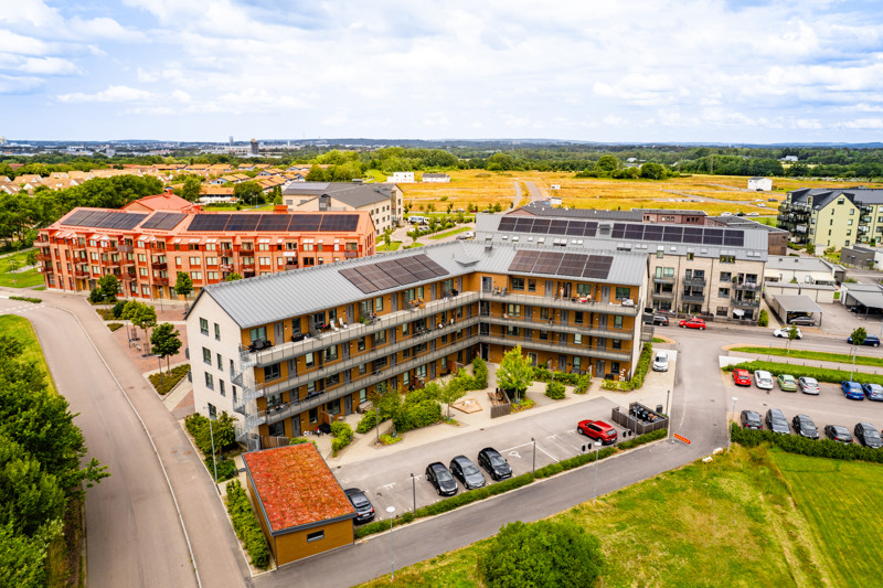 En flygbild av en byggnad med en solpanel på taket.