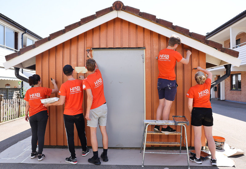 En grupp människor som står framför en byggnad.