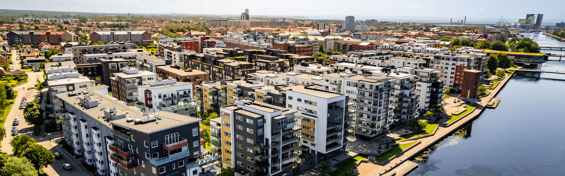 En flygbild av en stad vid vattnet.