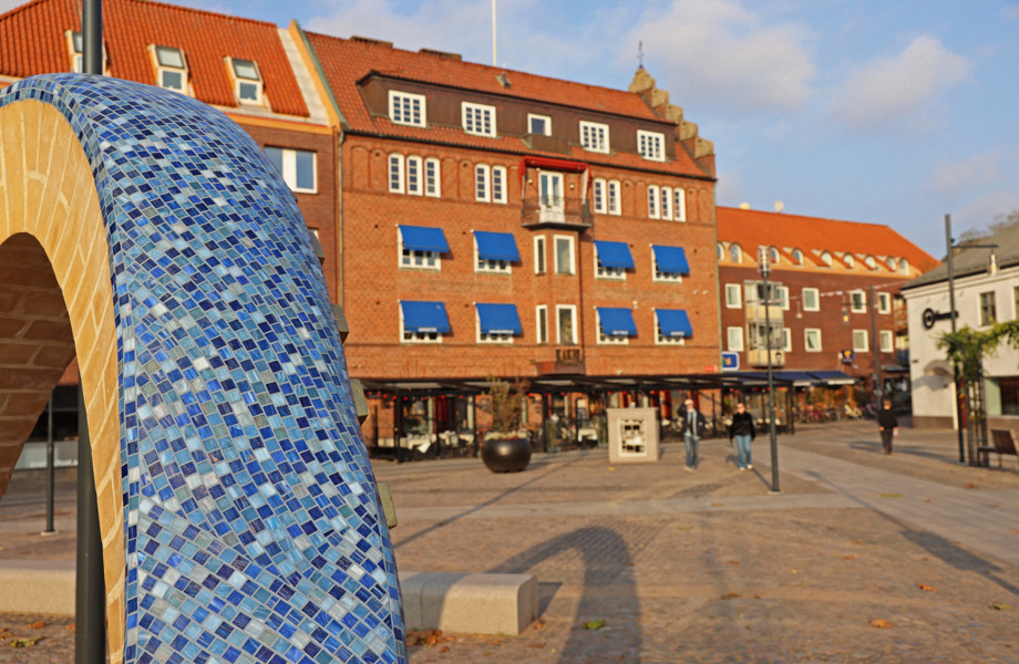 En byggnad med en blå och vit mosaikdesign på framsidan.