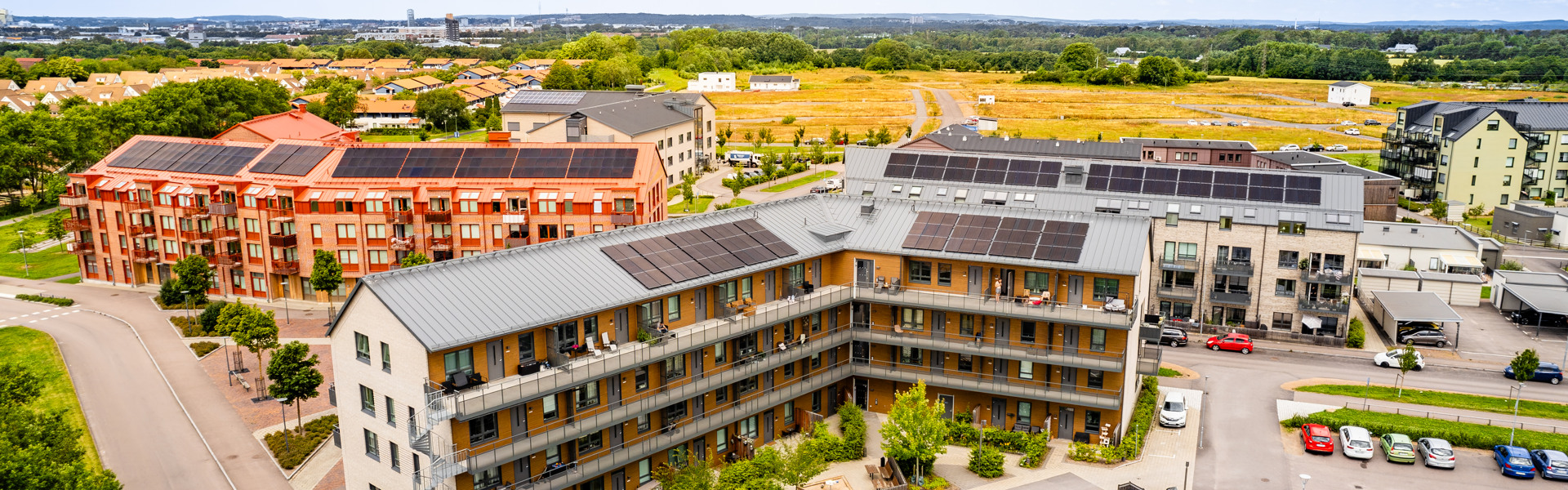 En flygbild av en byggnad med en solpanel på taket.