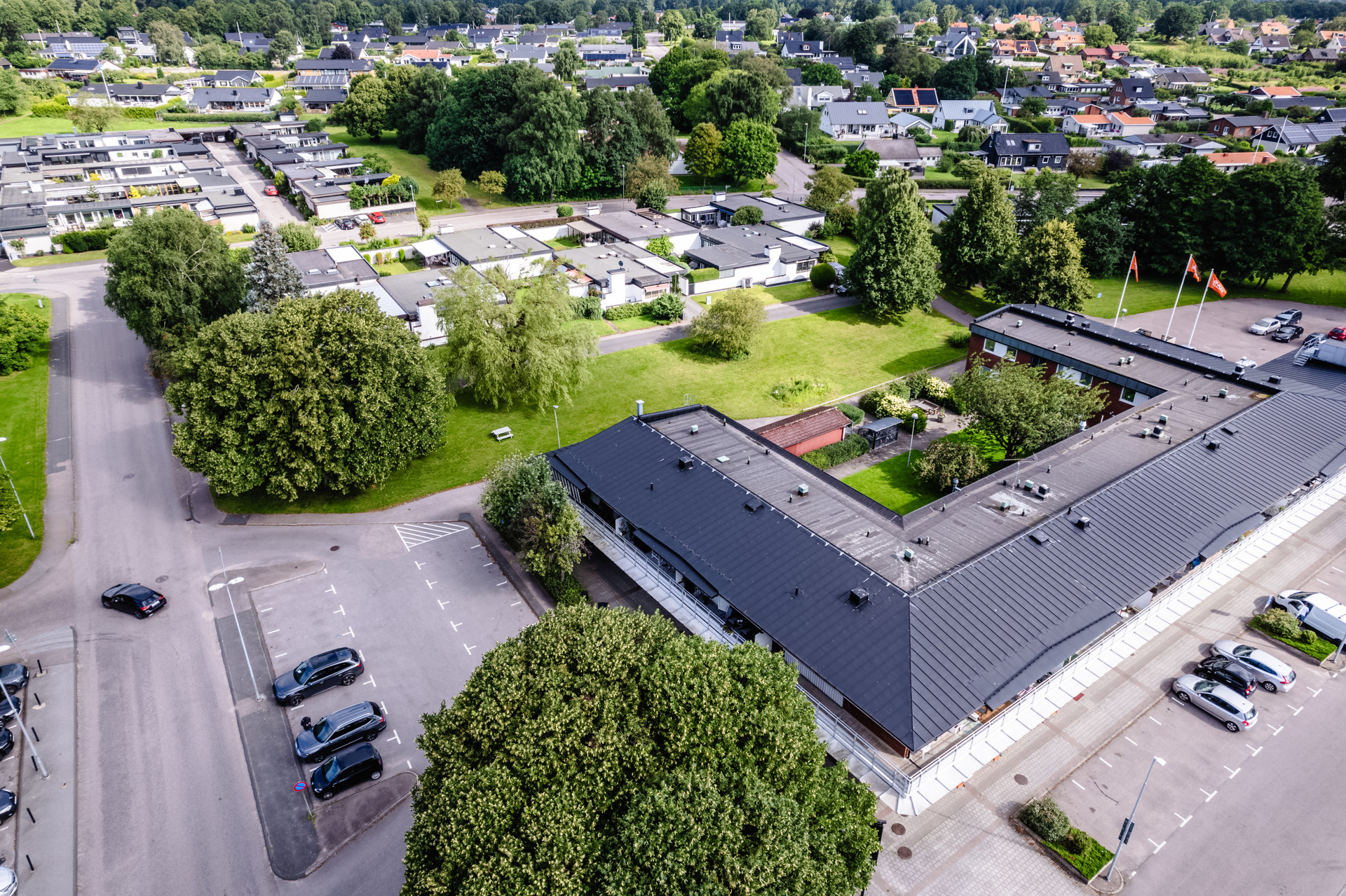 En flygbild av en byggnad med en parkeringsplats.