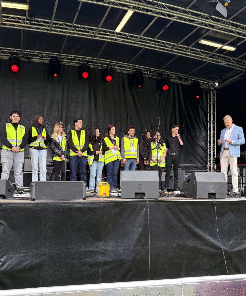 En grupp människor som står på en scen.