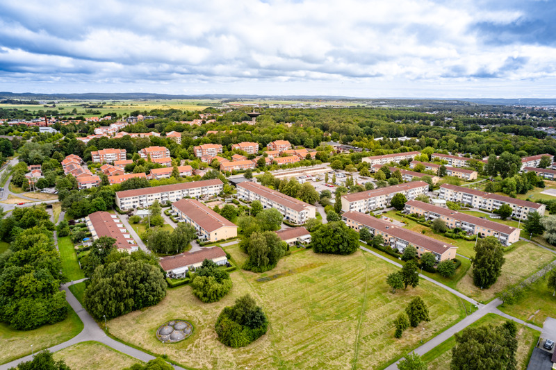 En flygbild över ett bostadsområde i en stad.